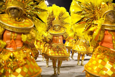 Las diferentes escuelas de baile desfilan en el sambódromo de Río de Janeiro, Brasil.