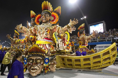 Las diferentes escuelas de baile desfilan en el sambódromo de Río de Janeiro, Brasil.