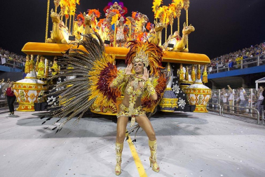 Las diferentes escuelas de baile desfilan en el sambódromo de Río de Janeiro, Brasil.