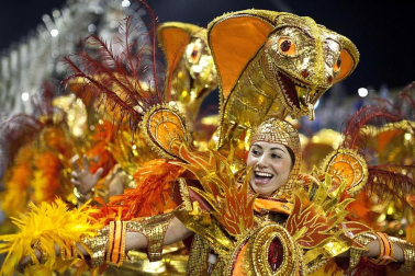 Las diferentes escuelas de baile desfilan en el sambódromo de Río de Janeiro, Brasil.