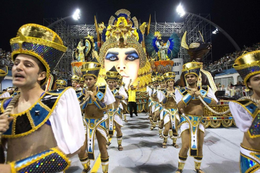 Las diferentes escuelas de baile desfilan en el sambódromo de Río de Janeiro, Brasil.