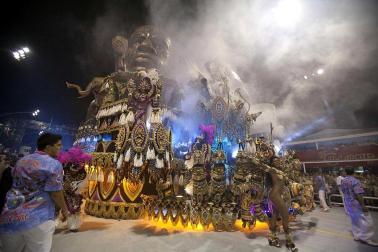 Las diferentes escuelas de baile desfilan en el sambódromo de Río de Janeiro, Brasil.