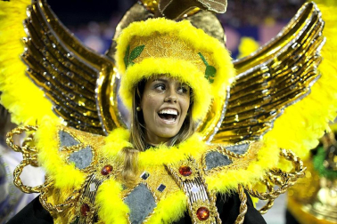 Las diferentes escuelas de baile desfilan en el sambódromo de Río de Janeiro, Brasil.