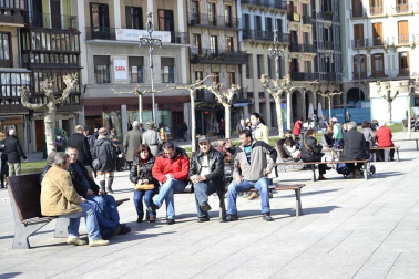 Tras los días de lluvia y nieve, Pamplona ha amanecido este sábado con sol. Muchos pamploneses han aprovechado el buen tiempo para dar un paseo o tomar algo en una terraza.