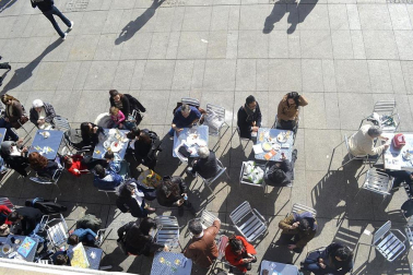 Tras los días de lluvia y nieve, Pamplona ha amanecido este sábado con sol. Muchos pamploneses han aprovechado el buen tiempo para dar un paseo o tomar algo en una terraza.