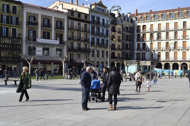 Tras los días de lluvia y nieve, Pamplona ha amanecido este sábado con sol. Muchos pamploneses han aprovechado el buen tiempo para dar un paseo o tomar algo en una terraza.