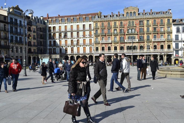 Tras los días de lluvia y nieve, Pamplona ha amanecido este sábado con sol. Muchos pamploneses han aprovechado el buen tiempo para dar un paseo o tomar algo en una terraza.