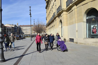 Tras los días de lluvia y nieve, Pamplona ha amanecido este sábado con sol. Muchos pamploneses han aprovechado el buen tiempo para dar un paseo o tomar algo en una terraza.