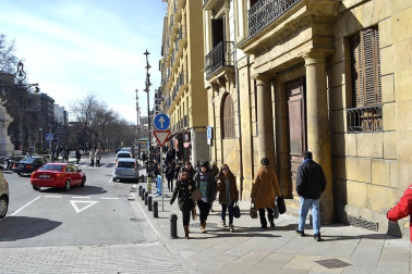 Tras los días de lluvia y nieve, Pamplona ha amanecido este sábado con sol. Muchos pamploneses han aprovechado el buen tiempo para dar un paseo o tomar algo en una terraza.