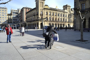 Tras los días de lluvia y nieve, Pamplona ha amanecido este sábado con sol. Muchos pamploneses han aprovechado el buen tiempo para dar un paseo o tomar algo en una terraza.