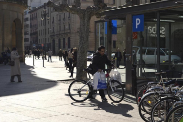 Tras los días de lluvia y nieve, Pamplona ha amanecido este sábado con sol. Muchos pamploneses han aprovechado el buen tiempo para dar un paseo o tomar algo en una terraza.