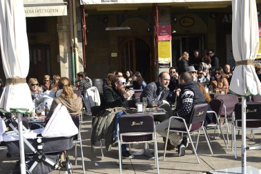 Tras los días de lluvia y nieve, Pamplona ha amanecido este sábado con sol. Muchos pamploneses han aprovechado el buen tiempo para dar un paseo o tomar algo en una terraza.