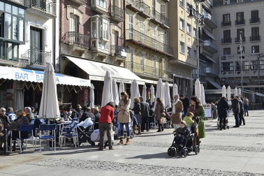 Tras los días de lluvia y nieve, Pamplona ha amanecido este sábado con sol. Muchos pamploneses han aprovechado el buen tiempo para dar un paseo o tomar algo en una terraza.