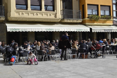 Tras los días de lluvia y nieve, Pamplona ha amanecido este sábado con sol. Muchos pamploneses han aprovechado el buen tiempo para dar un paseo o tomar algo en una terraza.