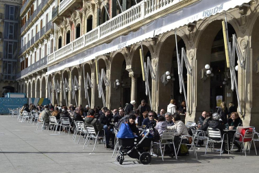 Tras los días de lluvia y nieve, Pamplona ha amanecido este sábado con sol. Muchos pamploneses han aprovechado el buen tiempo para dar un paseo o tomar algo en una terraza.
