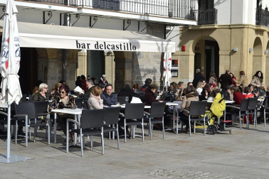 Tras los días de lluvia y nieve, Pamplona ha amanecido este sábado con sol. Muchos pamploneses han aprovechado el buen tiempo para dar un paseo o tomar algo en una terraza.