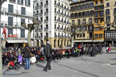 Tras los días de lluvia y nieve, Pamplona ha amanecido este sábado con sol. Muchos pamploneses han aprovechado el buen tiempo para dar un paseo o tomar algo en una terraza.