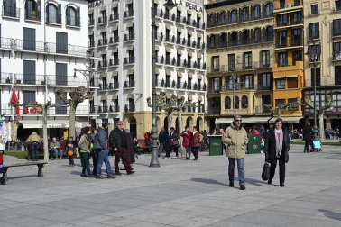 Tras los días de lluvia y nieve, Pamplona ha amanecido este sábado con sol. Muchos pamploneses han aprovechado el buen tiempo para dar un paseo o tomar algo en una terraza.