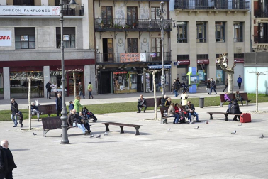 Tras los días de lluvia y nieve, Pamplona ha amanecido este sábado con sol. Muchos pamploneses han aprovechado el buen tiempo para dar un paseo o tomar algo en una terraza.