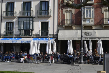 Tras los días de lluvia y nieve, Pamplona ha amanecido este sábado con sol. Muchos pamploneses han aprovechado el buen tiempo para dar un paseo o tomar algo en una terraza.
