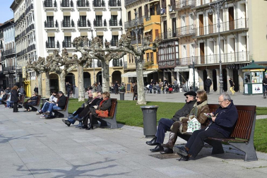 Tras los días de lluvia y nieve, Pamplona ha amanecido este sábado con sol. Muchos pamploneses han aprovechado el buen tiempo para dar un paseo o tomar algo en una terraza.