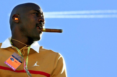 Michael Jordan, considerado uno de los mejores deportistas de todos los tiempos y mejor jugador de baloncesto de la historia, cumple 50 años. En estas imágenes se recogen algunos de los momentos más importantes de su vida personal y carrera deportiva.