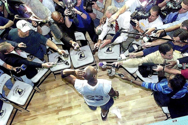 Michael Jordan, considerado uno de los mejores deportistas de todos los tiempos y mejor jugador de baloncesto de la historia, cumple 50 años. En estas imágenes se recogen algunos de los momentos más importantes de su vida personal y carrera deportiva.