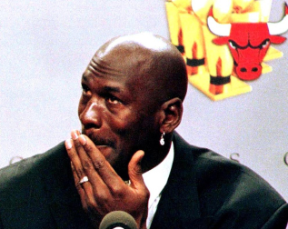 Michael Jordan, considerado uno de los mejores deportistas de todos los tiempos y mejor jugador de baloncesto de la historia, cumple 50 años. En estas imágenes se recogen algunos de los momentos más importantes de su vida personal y carrera deportiva.