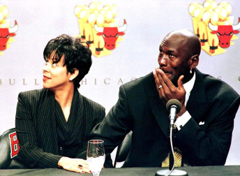 Michael Jordan, considerado uno de los mejores deportistas de todos los tiempos y mejor jugador de baloncesto de la historia, cumple 50 años. En estas imágenes se recogen algunos de los momentos más importantes de su vida personal y carrera deportiva.