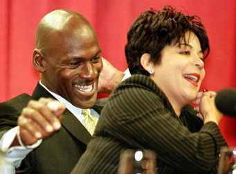 Michael Jordan, considerado uno de los mejores deportistas de todos los tiempos y mejor jugador de baloncesto de la historia, cumple 50 años. En estas imágenes se recogen algunos de los momentos más importantes de su vida personal y carrera deportiva.