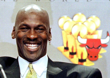 Michael Jordan, considerado uno de los mejores deportistas de todos los tiempos y mejor jugador de baloncesto de la historia, cumple 50 años. En estas imágenes se recogen algunos de los momentos más importantes de su vida personal y carrera deportiva.
