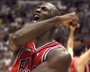 Michael Jordan, considerado uno de los mejores deportistas de todos los tiempos y mejor jugador de baloncesto de la historia, cumple 50 años. En estas imágenes se recogen algunos de los momentos más importantes de su vida personal y carrera deportiva.