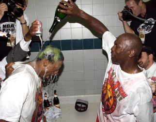 Michael Jordan, considerado uno de los mejores deportistas de todos los tiempos y mejor jugador de baloncesto de la historia, cumple 50 años. En estas imágenes se recogen algunos de los momentos más importantes de su vida personal y carrera deportiva.