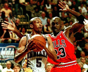 Michael Jordan, considerado uno de los mejores deportistas de todos los tiempos y mejor jugador de baloncesto de la historia, cumple 50 años. En estas imágenes se recogen algunos de los momentos más importantes de su vida personal y carrera deportiva.