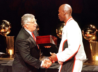 Michael Jordan, considerado uno de los mejores deportistas de todos los tiempos y mejor jugador de baloncesto de la historia, cumple 50 años. En estas imágenes se recogen algunos de los momentos más importantes de su vida personal y carrera deportiva.