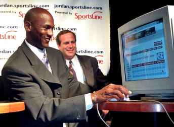 Michael Jordan, considerado uno de los mejores deportistas de todos los tiempos y mejor jugador de baloncesto de la historia, cumple 50 años. En estas imágenes se recogen algunos de los momentos más importantes de su vida personal y carrera deportiva.