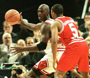 Michael Jordan, considerado uno de los mejores deportistas de todos los tiempos y mejor jugador de baloncesto de la historia, cumple 50 años. En estas imágenes se recogen algunos de los momentos más importantes de su vida personal y carrera deportiva.