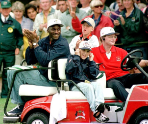 Michael Jordan, considerado uno de los mejores deportistas de todos los tiempos y mejor jugador de baloncesto de la historia, cumple 50 años. En estas imágenes se recogen algunos de los momentos más importantes de su vida personal y carrera deportiva.