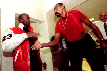 Michael Jordan, considerado uno de los mejores deportistas de todos los tiempos y mejor jugador de baloncesto de la historia, cumple 50 años. En estas imágenes se recogen algunos de los momentos más importantes de su vida personal y carrera deportiva.