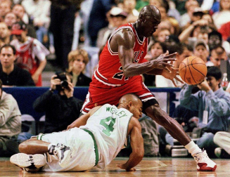 Michael Jordan, considerado uno de los mejores deportistas de todos los tiempos y mejor jugador de baloncesto de la historia, cumple 50 años. En estas imágenes se recogen algunos de los momentos más importantes de su vida personal y carrera deportiva.