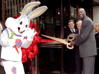 Michael Jordan, considerado uno de los mejores deportistas de todos los tiempos y mejor jugador de baloncesto de la historia, cumple 50 años. En estas imágenes se recogen algunos de los momentos más importantes de su vida personal y carrera deportiva.