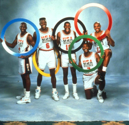 Michael Jordan, considerado uno de los mejores deportistas de todos los tiempos y mejor jugador de baloncesto de la historia, cumple 50 años. En estas imágenes se recogen algunos de los momentos más importantes de su vida personal y carrera deportiva.