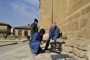 Una persona anónima dona 500 euros para agradecer la labor que 18 voluntarios han realizado de manera desinteresada para arreglar el atrio de la iglesia del pueblo.