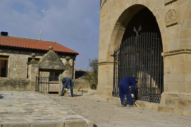 Una persona anónima dona 500 euros para agradecer la labor que 18 voluntarios han realizado de manera desinteresada para arreglar el atrio de la iglesia del pueblo.