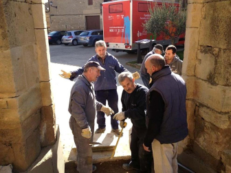 Una persona anónima dona 500 euros para agradecer la labor que 18 voluntarios han realizado de manera desinteresada para arreglar el atrio de la iglesia del pueblo.