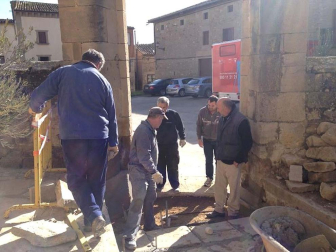 Una persona anónima dona 500 euros para agradecer la labor que 18 voluntarios han realizado de manera desinteresada para arreglar el atrio de la iglesia del pueblo.