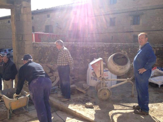 Una persona anónima dona 500 euros para agradecer la labor que 18 voluntarios han realizado de manera desinteresada para arreglar el atrio de la iglesia del pueblo.