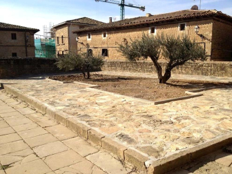 Una persona anónima dona 500 euros para agradecer la labor que 18 voluntarios han realizado de manera desinteresada para arreglar el atrio de la iglesia del pueblo.