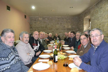 Una persona anónima dona 500 euros para agradecer la labor que 18 voluntarios han realizado de manera desinteresada para arreglar el atrio de la iglesia del pueblo.