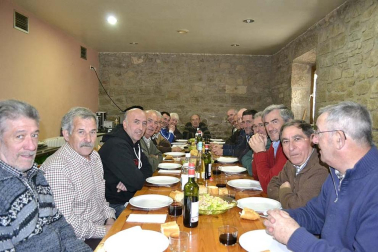 Una persona anónima dona 500 euros para agradecer la labor que 18 voluntarios han realizado de manera desinteresada para arreglar el atrio de la iglesia del pueblo.